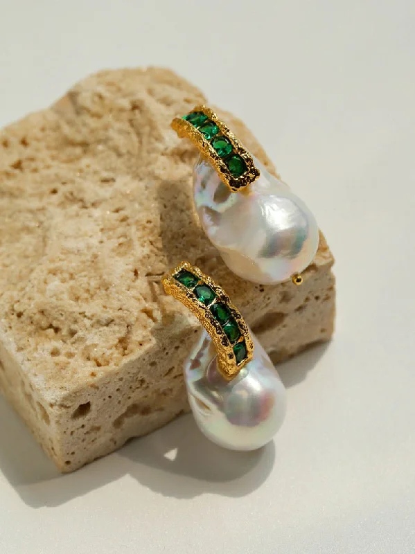 Women’s stud earrings-Vintage Baroque Pearl Emerald Earrings