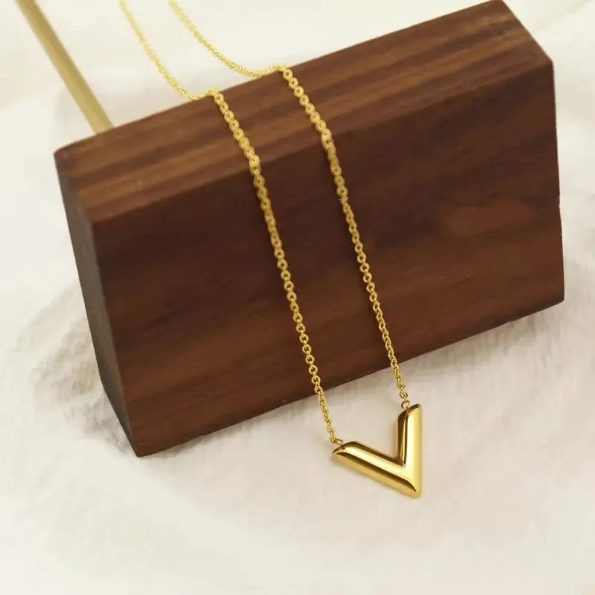 I113 Arc V Necklace Gold